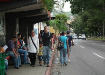 Cerca de una decena de líneas amanecieron este miércoles de paro
