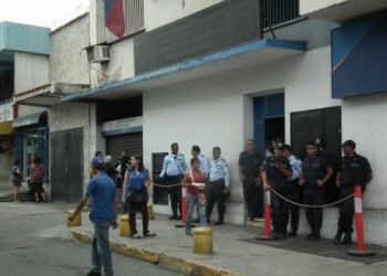 Funcionarios policiales custodiaron la entrada de los tribunales