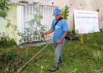 el alcalde José Luis Rodríguez giró instrucciones para que las cuadrillas de Servicios Públicos realizaran labores de desmalezamiento de las distintas áreas de jardín del plantel