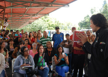 El alcalde Garcés al momento de reunirse con los transportistas