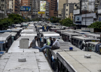 Los transportistas de varias rutas de la Gran Caracas llegaron en caravana a la avenida Francisco de Miranda y estacionaron sus unidades.
JUAN BARRETO / AFP