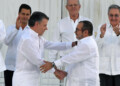 En una ceremonia solemne, frente a 15 jefes de Estado y otros 2.500 invitados, el mandatario colombiano Juan Manuel Santos  y el líder rebelde Rodrigo Londoño (Timochenko), rubricaron con un "balígrafo"  el pacto de paz.