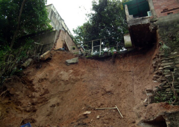 El torrencial palo de agua hizo que el cerro cediera, por lo que la cocina de la institución quedó pendiendo de un hilo de terreno que estaría por derrumbarse, según afirmaron los efectivos del Cuerpo de Bomberos del estado Miranda que se apersonaron al lugar.