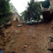 El torrencial palo de agua hizo que el cerro cediera, por lo que la cocina de la institución quedó pendiendo de un hilo de terreno que estaría por derrumbarse, según afirmaron los efectivos del Cuerpo de Bomberos del estado Miranda que se apersonaron al lugar.