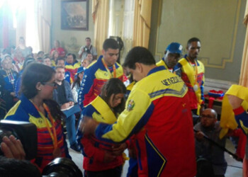 MADURO CONDECORA A ATLETAS PARALIMPICOS. El Jefe de Estado impuso la condecoración orden Francisco de Miranda en su primera clase a los atletas medallistas Luis Paiva, Omar Monterola, Sol Rojas, Yescarli Medina, Naomi Soazo y Rafael Uribe.