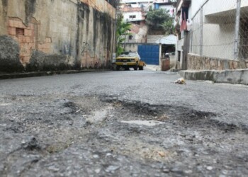 Transportistas deben esquivar múltiples “cráteres” en la vialidad