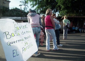 La multitud señaló tener problemas con el transporte público gracias al mal estado de la vía