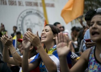 Manifestantes gritan consignas contra el presidente venezolano Nicolas Maduro en Los Teques en las afueras de Caracas, Venezuela, el miércoles 7 de septiembre de 2016