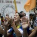 Manifestantes gritan consignas contra el presidente venezolano Nicolas Maduro en Los Teques en las afueras de Caracas, Venezuela, el miércoles 7 de septiembre de 2016