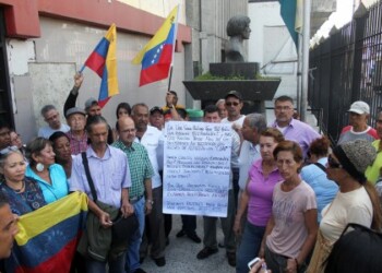 Vecinos de la Simón Bolívar reclamaron la bolsa de los CLAP