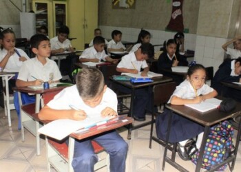 Estudiantes disfrutan las variaciones del menú