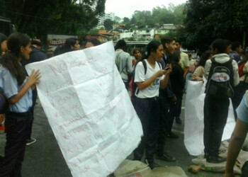 Al lugar se trasladaron representantes de la Zona Educativa quienes instalaron meas de trabajo con los estudiantes, docentes, representante y directiva.