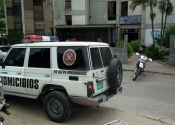 Los efectivos adscritos al Eje contra Homicidios, Altos Mirandinos, mientras se trasladaban por la Lagunetica del municipio Guaicaipuro, dieron con la aprehensión de: Deivy Jesús Flores Mendoza