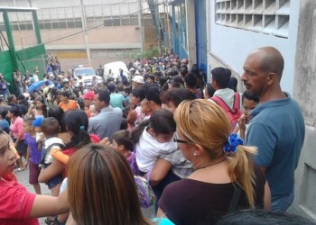Las personas aguardaban a las puertas del galpón la entrega de los juguetes confiscados