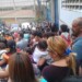 Las personas aguardaban a las puertas del galpón la entrega de los juguetes confiscados