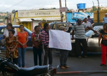 Los manifestantes señalaron que les estaban mandado el servicio solo una vez por semana, pero ya van a cumplir 15 días que no reciben agua por las tuberías de sus casas