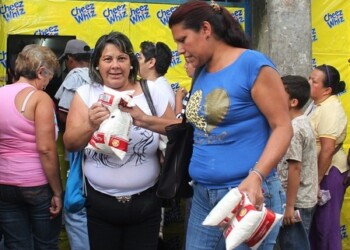 El kilo de azúcar se puede hallar a partir de Bs. 1.800 en algunos anaqueles de supermercados altomirandinos y de la Gran Caracas que están siendo surtidos con mercancía que es comprada fuera del país para paliar la escasez y el desabastecimiento