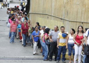 Compradores comenzaron a llegar aproximadamente a las 4:00 am