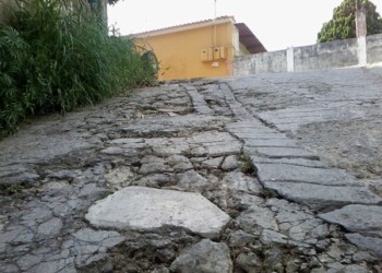Debido a lo lejano de la comunidad, el transporte es escaso y el patrullaje policial es prácticamente nulo