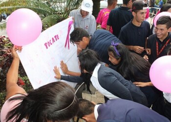 Los asistentes plasmaron sus manos en un cartel para hacer llamado a la prevención de esta enfermedad que ataca a mujeres y hombres