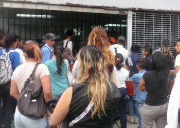 Los interesados  empezaron a llegar a las 4:00 am a la sede de la Unefa para poder hacer todos los trámites relacionados con esta modalidad de pasaje