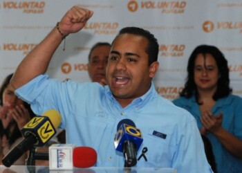 Flores: “El gobierno tiene 17 años una carrera armamentista comprando armas bélicas para enfrentar una guerra imaginaria”.