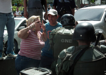 Manifestantes reclamaron a efectivos de la  GNB que intentaron abrir el paso