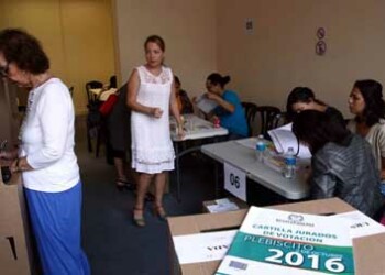 En un resultado sorpresivo, los votantes colombianos rechazaron este domingo el acuerdo alcanzado por el gobierno con la guerrilla de las Fuerzas Armadas Revolucionarias de Colombia (FARC), sumiendo en la incertidumbre el proceso de paz.