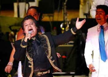 La presea otorgada al llamado “Divo de Juárez” fue recibida por la comunicadora Paola Rojas, quien posteriormente entregó la estatuilla a Iván Aguilera Salas, hijo biológico del cantante.