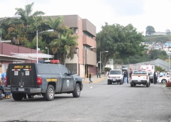 El joven cayó fulminado luego de recibir múltiples disparos a manos de sujetos que desde un vehículo venían siguiéndolo por la avenida Bolívar