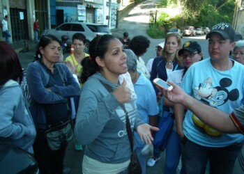 Protestantes denunciaron que desde hace tres semanas no sale ni una gota por las tuberías de los apartamentos