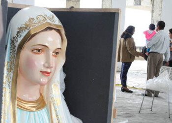 5 metros y una tonelada conforman la imagen de la virgen lusa