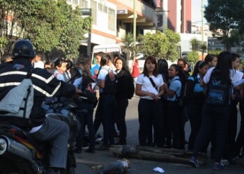 Iniciaron una protesta este martes por la mañana para exigir la reparación de la bomba de agua y el restablecimiento del servicio alimenticio en el plantel