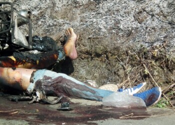 Testigos del suceso señalaron que el hampón y otro sujeto que no ha sido identificado fueron asesinados a balazos antes de ser prendidos