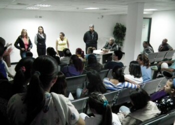 Asalariados del centro asistencial decidieron paralizar sus actividades para exigir el pago de los aguinaldos correspondientes al presente año