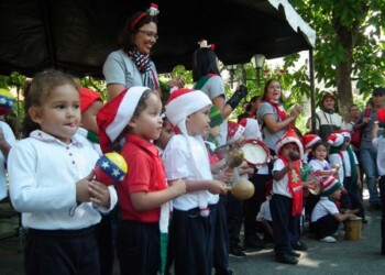 Los tradicionales parrandones navideños se hicieron presentes  en la plaza Bolívar