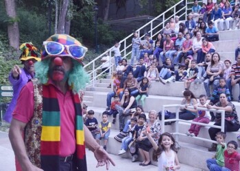 Grandes y pequeños desbordaron alegría gracias 
a Currutaco, sus amigos y la Caja Misteriosa