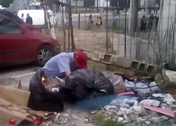 Un hombre busca alimentos entre la basura en las inmediaciones de la avenida Bolívar
