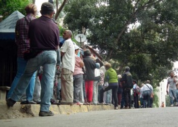 Las colas continúan en los comercios y en la red Mercal