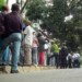 Las colas continúan en los comercios y en la red Mercal