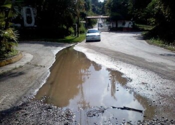 El agua de lluvia se estanca durante prolongados periodos en los desniveles de la vía
