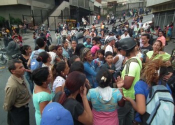 Cerca de 50 personas que intentaban comprar en el Central Madeirense de La Hoyada cerraron la calle para denunciar que el gerente no quiso venderles comida