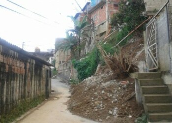 Las fuertes precipitaciones del pasado sábado hicieron ceder un muro de contención que bloquea el paso de vehículos