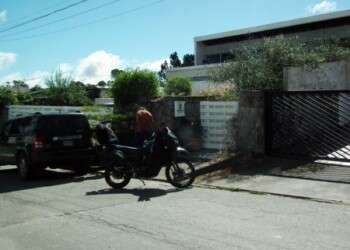 Informaciones preliminares apuntan que 11 sujetos armados irrumpieron en la quinta para robar y al ser descubiertos por el dueño lo mataron de múltiples tiros