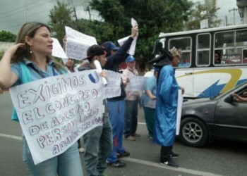Asalariados adscritos a la citada casa de estudios protestaron en la avenida Bicentenario para solicitar al rector el pago inmediato de sueldos adeudados