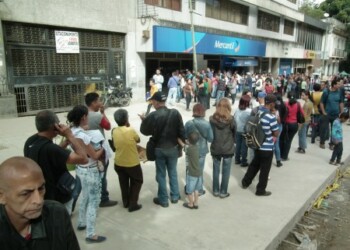 Desde las 5 am comenzaron a hacerse las colas