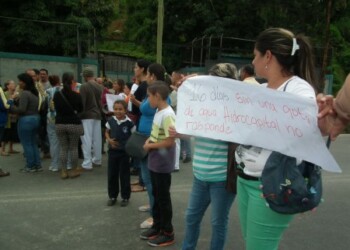 Habitantes de los kilómetros bajos de la citada vía expresa cerraron para denunciar que tienen varias semanas sin suministro de agua potable