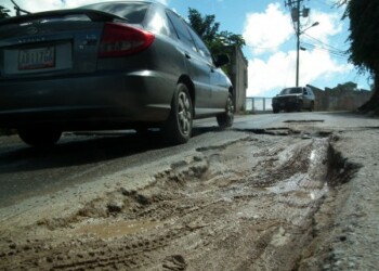 La vía principal del sector está repleta de huecos, al igual que los ‘‘caminos verdes’’ que conforman la extensa comunidad tequeña