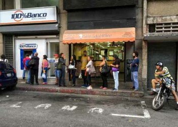 Colas la entrada de los bancos de todo el país para sacar efectivo.