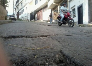 Las calles de la comunidad se encuentran sumidas en un rosario de troneras que autoridades gubernamentales no se han ocupado de reparar